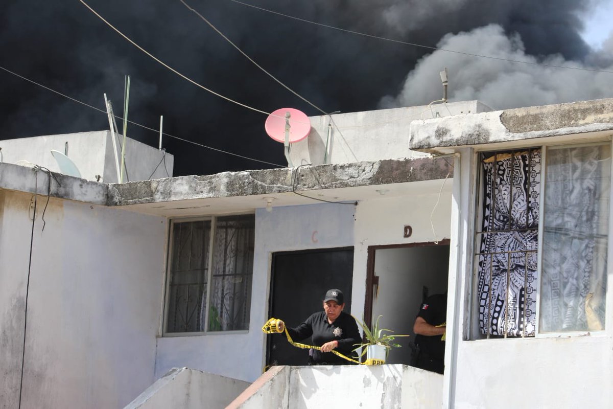 Milenio's tweet photo. #ÚLTIMAHORA | Autoridades despliegan el Plan D-N-III-E por el fuerte incendio registrado en Altamira; llamas han alcanzado viviendas

📷: Víctor Hugo Durán, Jesús García y Yazmín Sánchez: https://t.co/VhBFnb2xXe https://t.co/7U3kKSiPUF