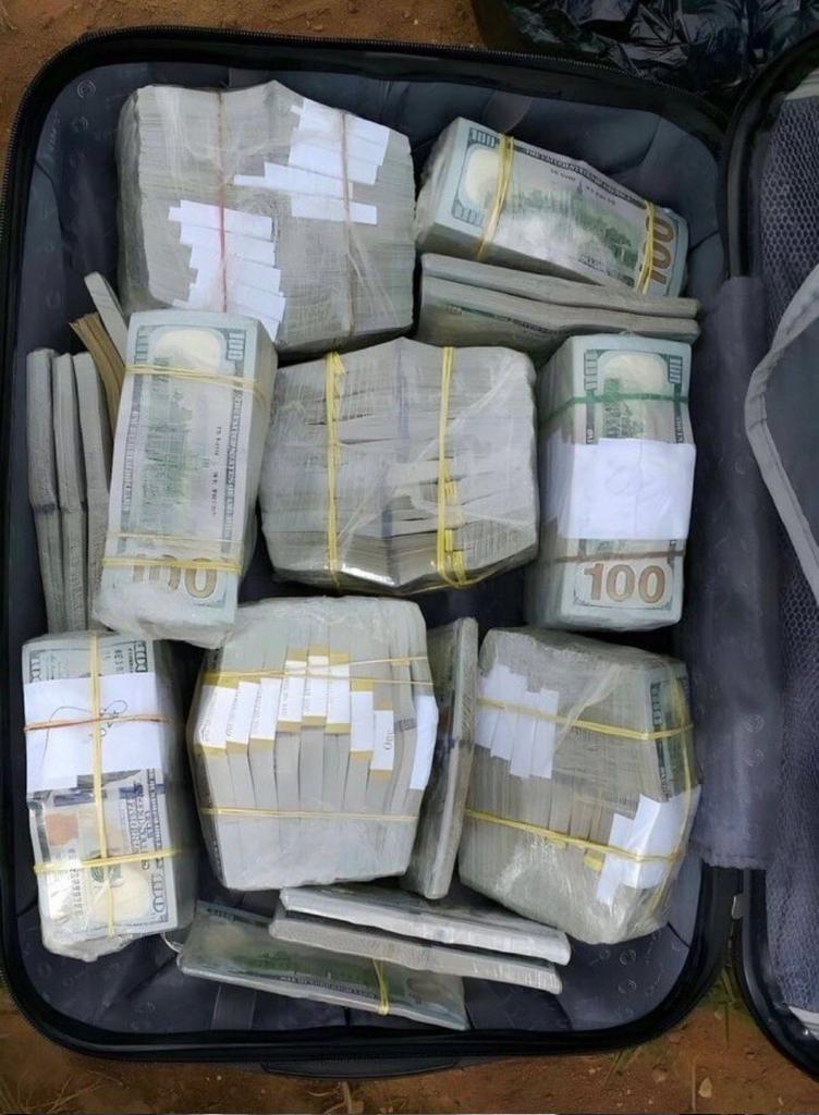 Many of u don't even know the Inter'l Money Transfer problems crypto is solving.

Many of u don't even know why immigration always asks u how much cash in USD u are carrying?  Above $10k that is Money laundering. Just one packet 

#Crypto #CryptoNews $Pi #Picoin