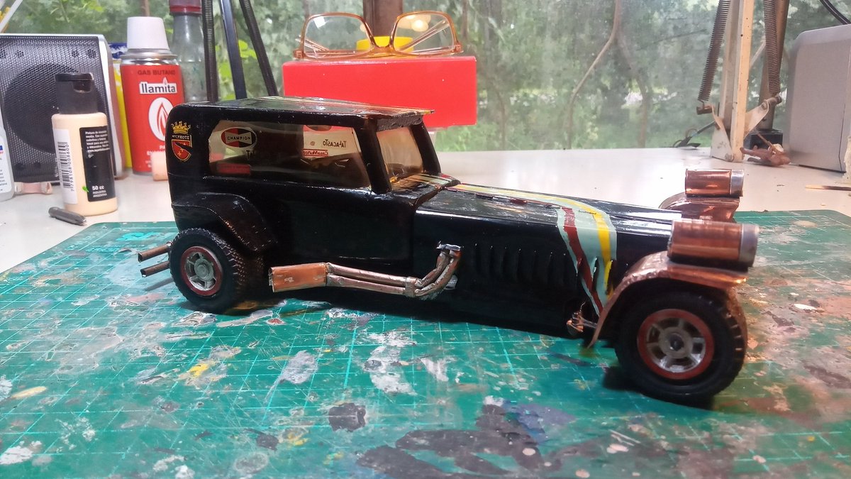 SobremesaEl's tweet photo. Miren esta belleza de 55 años!😍😍😍😍
Madera balsa, plancha de cobre y un motor Mabuchi 35. Dirección por piñón y cremallera. Y no, no es vintage. Es contemporáneo de los que corrían en esa época.
La hizo mi papá antes de que yo nazca.
#scalemodel
#scalemodeller https://t.co/uNXTKCMXuM