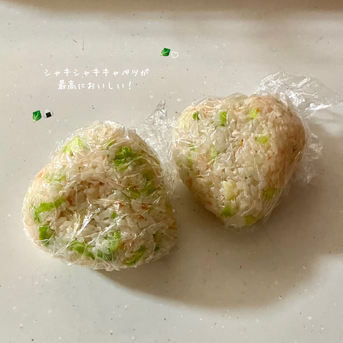 Sakichan1230's tweet photo. 今朝もレンチンキャベツが美味しすぎるシャキシャキおにぎり🥬🍙 https://t.co/BATeyAsN0W