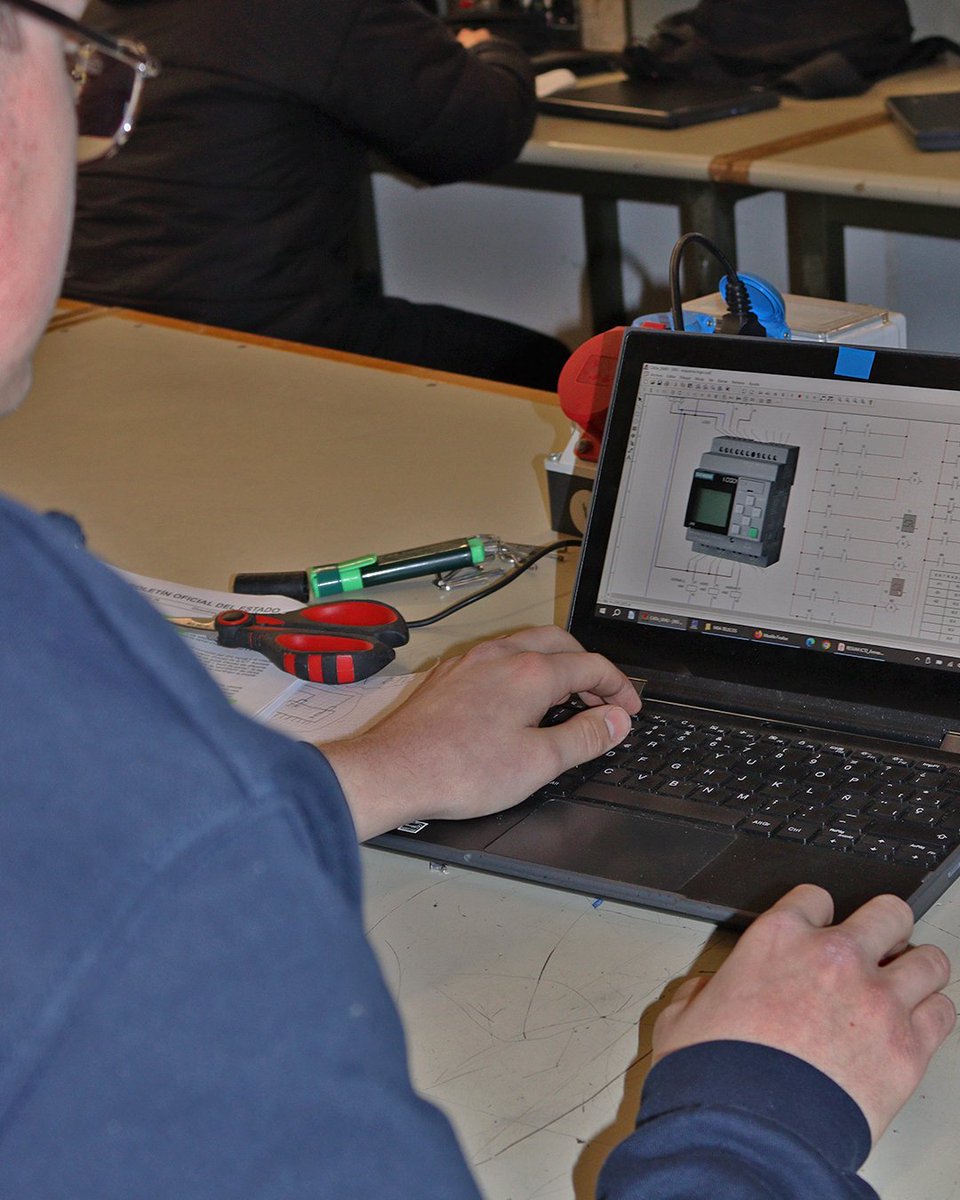 📢 Jornada de Portes Obertes a l’INS Santa Eugènia

🔌 Apassiona’t el món de l'electrònica i l’electricitat? Descobreix els nostres estudis i les sortides professionals!

📅1 d’abril |🕖19 h |📍Gimnàs del centre

🙌 No t’ho perdis!
🔗 tuit.cat/Rwej1

#ISantaEugèniaFP