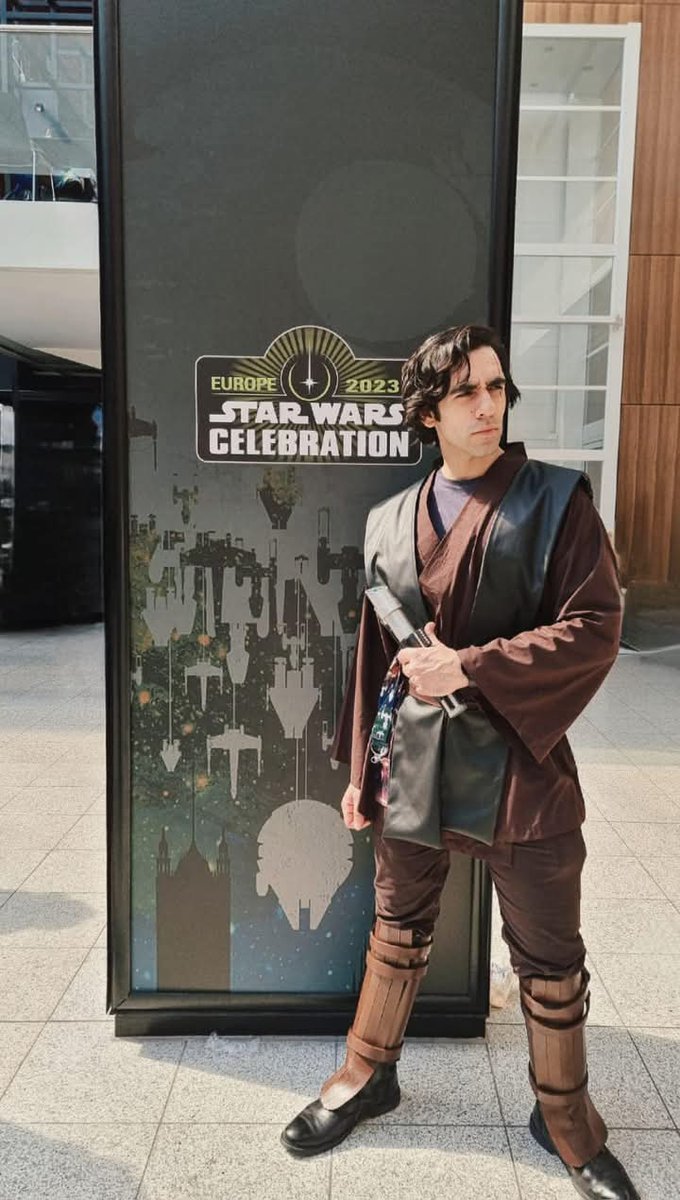 cloudya086's tweet photo. Cosplay Showcase 
So I made this Anakin costume for a client and it ended up at the 2023 Star Wars Celebration!!!
And it was complimented by the Live action and animated series actors for Anakin!
Really proud!
Lmk what you guys think of the costume 🌾💌

#cosplay #Commission https://t.co/hlHUYVa17g