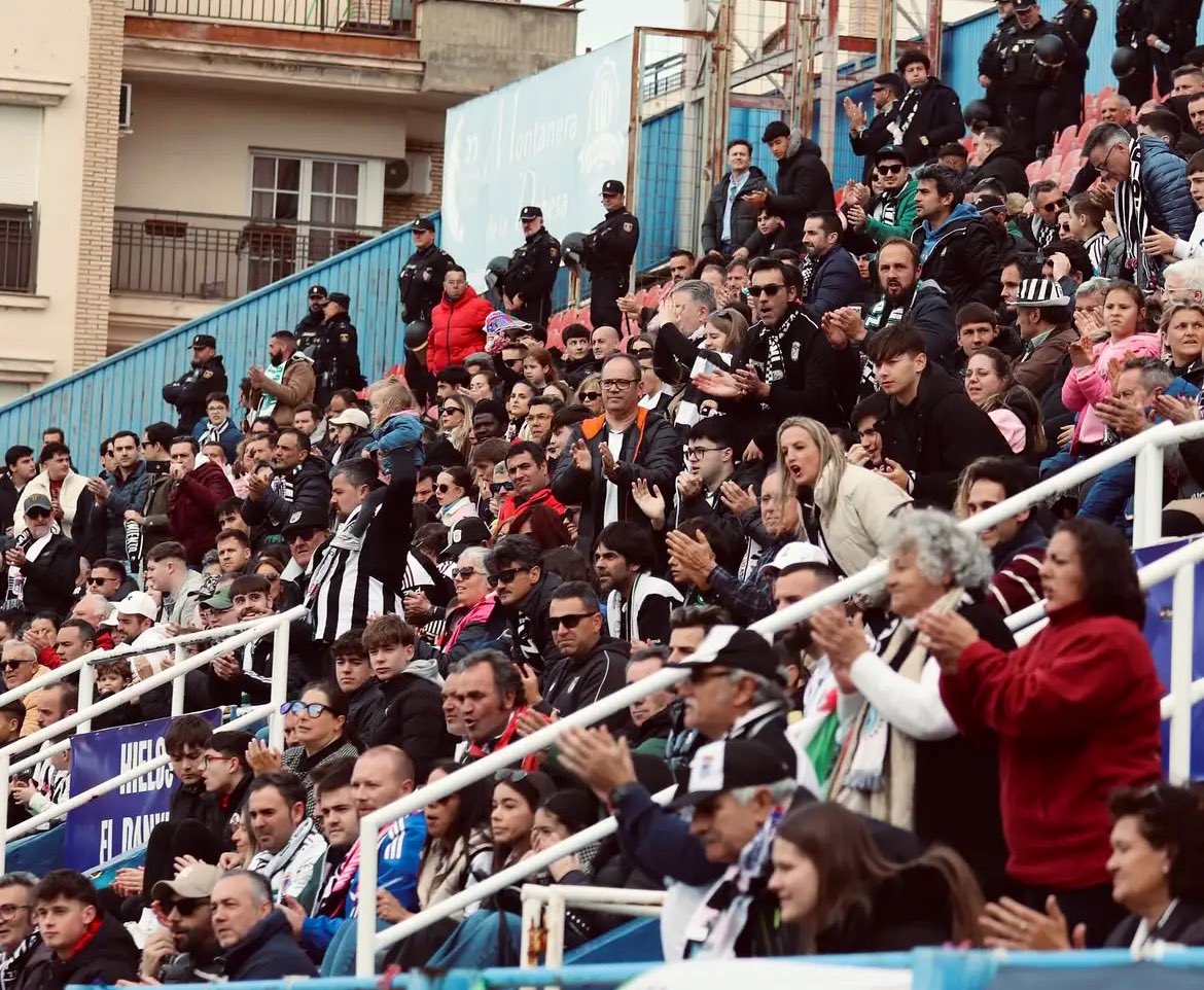 JuanParejoFdez's tweet photo. Hoy no pudo ser… Derrota por 2-1⚽️ frente al Extremadura. Mucho ánimo al equipo y fuerza para afrontar la próxima jornada @CDBadajoz #ForzaBada Gracias a los cientos de pacenses que se desplazaron hasta Almendralejo para animar a los jugadores ⚫️⚪️⚫️ https://t.co/7LPeX79scL