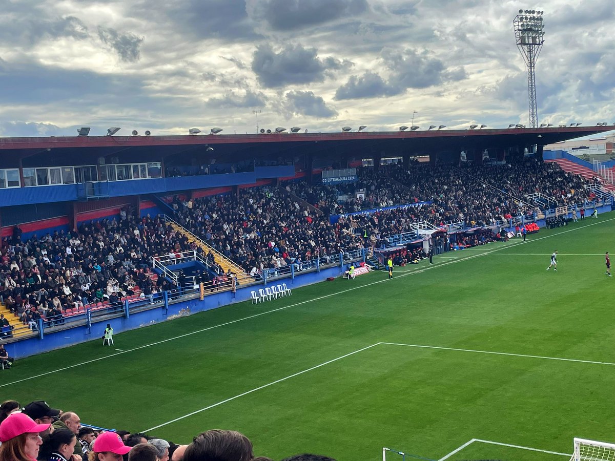 JuanParejoFdez's tweet photo. Hoy no pudo ser… Derrota por 2-1⚽️ frente al Extremadura. Mucho ánimo al equipo y fuerza para afrontar la próxima jornada @CDBadajoz #ForzaBada Gracias a los cientos de pacenses que se desplazaron hasta Almendralejo para animar a los jugadores ⚫️⚪️⚫️ https://t.co/7LPeX79scL