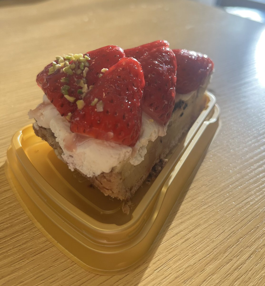 yokkoco's tweet image. おはようございます☀
昨日はBluujuaのｺﾝｻｰﾄでした。

先生からのご褒美✨
いただきます。

それにしても、お客様が来場される時間帯に晴れるとは、先生の晴れパワーの凄さに感動です。

#ｹｰｷのまわりのﾌｨﾙﾑは舐める派
#Bluujua4thconcert