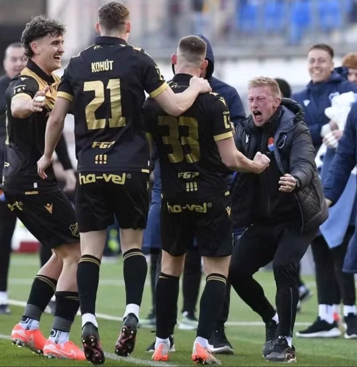Jak bych nás teď popsal? 🖋️

Silná víra v sebe a tým (čti sebevědomí)  postavená na každodenní tvrdé práci. Jsem rád, že můžu být součástí.