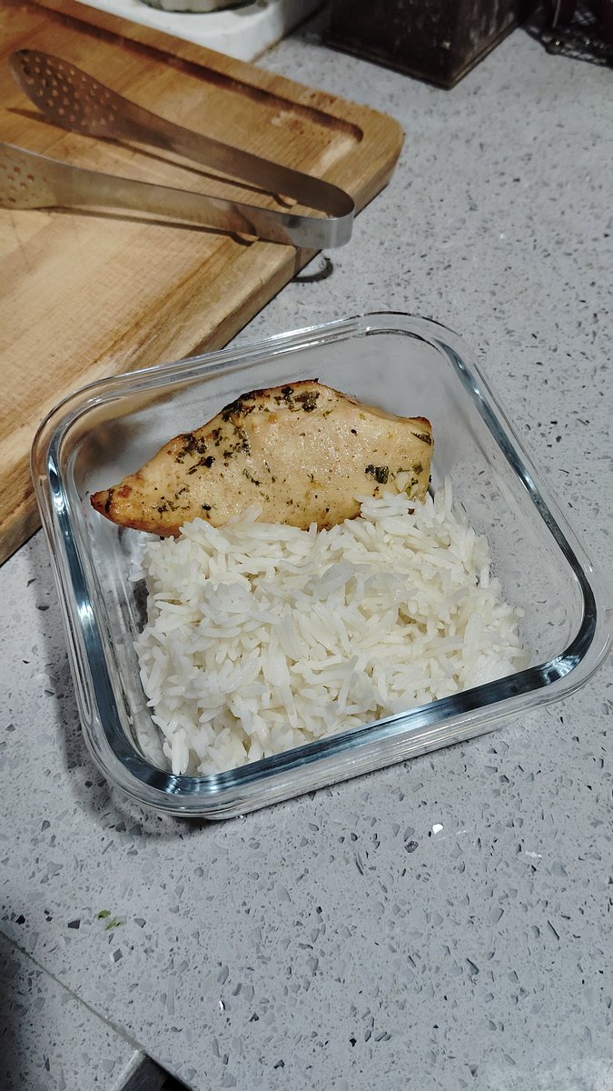 WhichReez's tweet image. Story of the day:
Bangun kul 5 untuk masak nasi dan ayam, tinggalkan sementara tgu nasi masak dan atam dalam air fryer, then tertidor sementara tgu, end up ko bangun dengar azan subuh, maka siaplah masak untuk berbuka 🥲
#terlepassahur