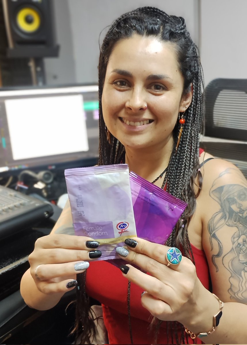 CondonChile's tweet photo. 📻 #SiempreVivaenVivo, único programa radial de la diversidad y el VIH, animado por @elchedelosgays, conversa con Fundación Margen e ICW sobre educación sexual, prevención VIH e ITS y uso del condón vaginal. Hoy domingo 16 de marzo 22hrs en @uchileradio ❤️‍🔥 https://t.co/ZS9BjfcrYy https://t.co/VHQ4JvWivJ