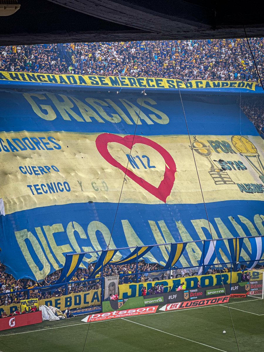 RIQUELMEARDO's tweet photo. el Jugador N°12. Lo mas grande que hay https://t.co/Pzoap2De8o