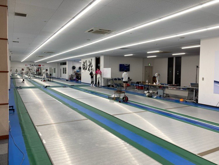 utfencing2024's tweet photo. おはようございます！
ただいま、東大フェンシング部は春合宿を行なっています！
写真は、我々がお借りしている静岡県沼津市のF3 BASEというフェンシング専用の練習場の写真です。

フェンシング、かっこよくないですか？？？ https://t.co/XdamkHx9IS