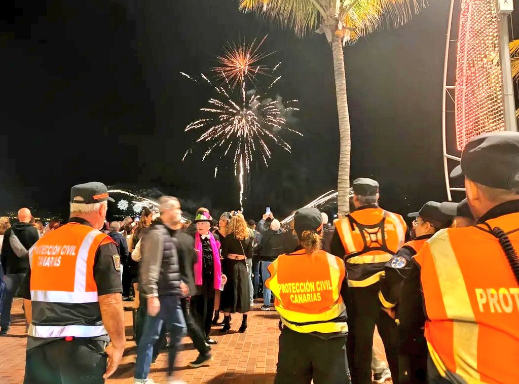 ProteCivilLPA's tweet photo. El entierro de la Sardina despide la fiesta olímpica del #Carnavallpgc y nuestros voluntarios han colaborado en el Dispositivo de Riesgos de con #UTSE @PoliciaLPA
@BomberosLPA @CruzRojaLP @policia @CGPCanaria y #EulenSeguridad
#Prevencion
#EventoSeguro
#ProtecciónCivil https://t.co/SNkCDbStbM