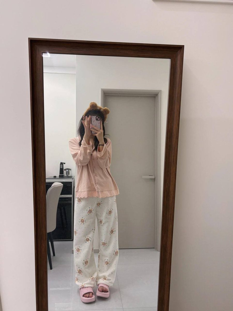 Angel_0255's tweet photo. Cozy vibes in my favorite PJs!  #SelfLove #ComfyStyle https://t.co/frv38hsLJI