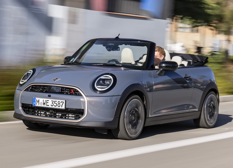 BOHP's tweet photo. 新型MINI Cooper コンバーチブルの画像 | BMWおたっきーず！Blog - BMW総合情報ブログ https://t.co/yRFaQMT5rR #BMW #BMWMINI #MINI #MINIcooper #MINIcooperConvertible https://t.co/5wA00NPGen