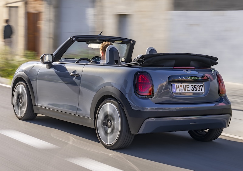 BOHP's tweet photo. 新型MINI Cooper コンバーチブルの画像 | BMWおたっきーず！Blog - BMW総合情報ブログ https://t.co/yRFaQMT5rR #BMW #BMWMINI #MINI #MINIcooper #MINIcooperConvertible https://t.co/5wA00NPGen