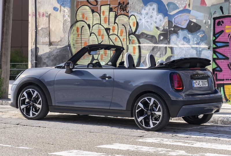 BOHP's tweet photo. 新型MINI Cooper コンバーチブルの画像 | BMWおたっきーず！Blog - BMW総合情報ブログ https://t.co/yRFaQMT5rR #BMW #BMWMINI #MINI #MINIcooper #MINIcooperConvertible https://t.co/5wA00NPGen