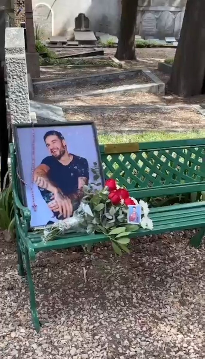 lileeyum's tweet photo. The place dedicated to Liam, has officially been installed at the British Cemetery in Buenos Aires. Thanks to the girls who made it possible.

We'll have a permanent place to remember and honor him 🤍

#RememberingLiam  #LiamPayneForever https://t.co/e4g4mhjaY7