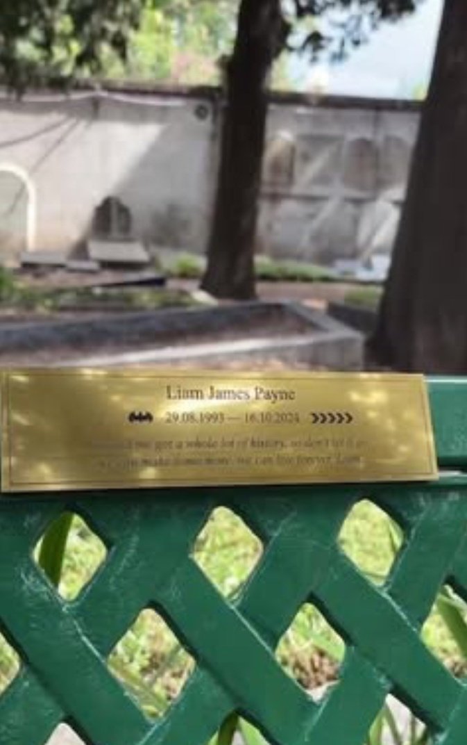lileeyum's tweet photo. The place dedicated to Liam, has officially been installed at the British Cemetery in Buenos Aires. Thanks to the girls who made it possible.

We'll have a permanent place to remember and honor him 🤍

#RememberingLiam  #LiamPayneForever https://t.co/e4g4mhjaY7