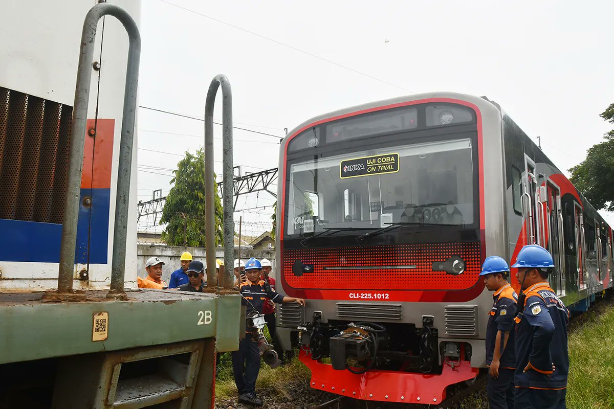 soloposdotcom's tweet photo. PT Inka Kirim KRL Jabodetabek untuk Diuji Coba di Perlintasan Kota Solo Pengujian setting parameter KRL tersebut akan dilakukan di lintas Solo pada 18 Maret 2025. https://t.co/7XVRqaVX5E https://t.co/15PLbSCosF