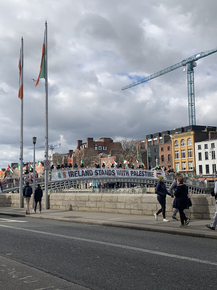 BronzyGuevara's tweet photo. 🔴It's Saint Patrick's weekend here in Ireland, Dublin raised the Palestinian flags on the Ha'Penny Bridge, in solidarity with Gaza and the West Bank 🇵🇸🇮🇪

#Ireland #Dublin #Palestine #StPaddysWeekend https://t.co/G53o5wH2Ai