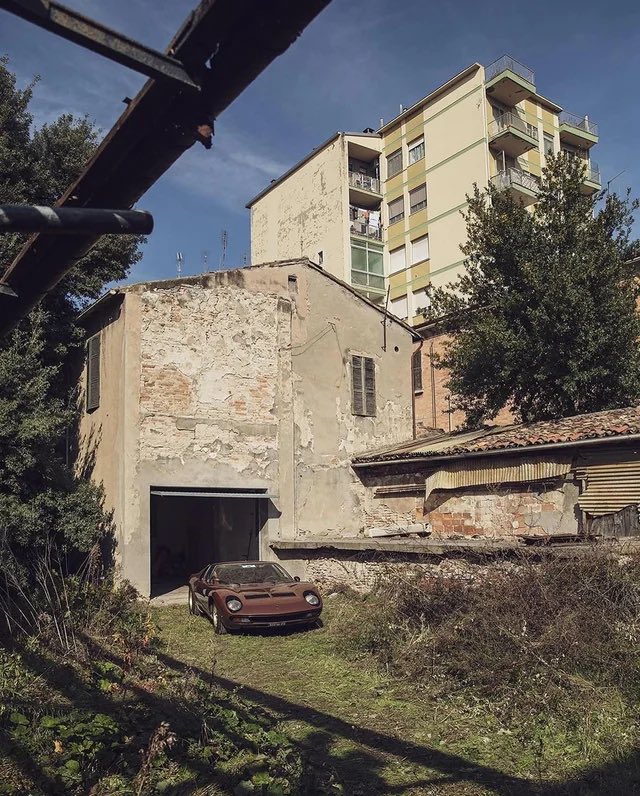historyinmemes's tweet image. A 1972 Lamborghini Miura SV, locked away in a bricked-up room in northern Italy, has been uncovered after decades of secrecy. The owner, who bought it in 1975 for $11,000, refused to sell for over 40 years.