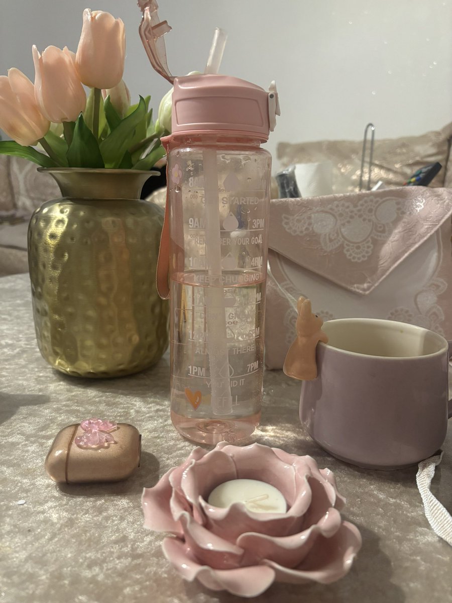 ohlalaaaaaaaa's tweet photo. À deux doigts d’allumer ma bougie dans son bougeoir rose en forme de rose #JeForce https://t.co/WkXZkw6gfF