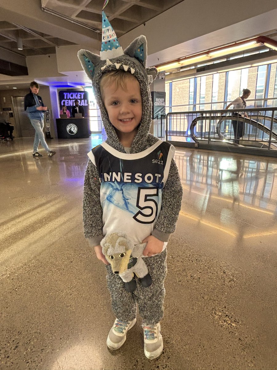 Look who showed up to celebrate?! 
#packpix