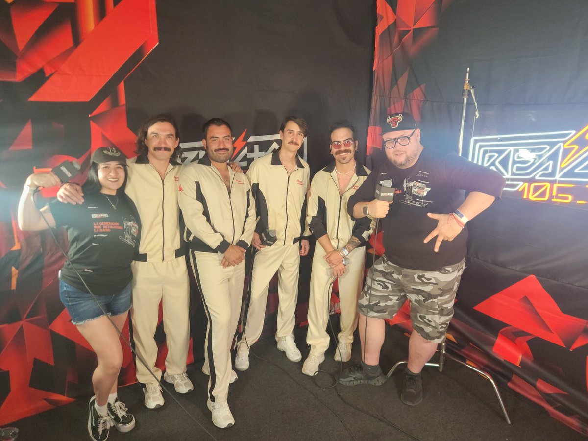 Reactor105's tweet photo. Tuvimos a @themgboys en entrevista con @bacanauta y @mich_pamtre desde el @vivelatino 

Sigan nuestra transmisión en vivo por el 105.7 de su FM y en https://t.co/dh9zybuFXM 🎹😃

#ReactorVL https://t.co/JzlIteJCKg