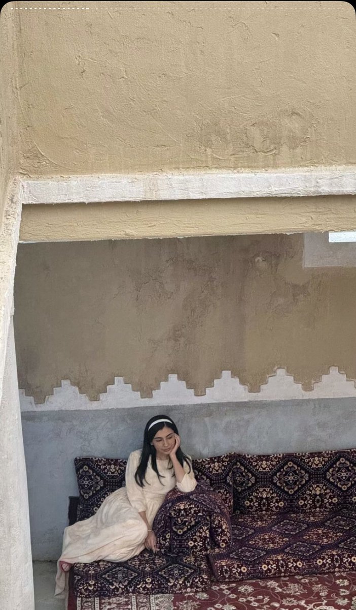 كان شفت الناس حولي وحولك غافلين
شوف لي وياك ساعة سواليف ولقا

لاتعذر وانت عذرك مثل عذري سمين
مادرو فينا حبايب على ثياب اصدقا

#شارع_الأعشى