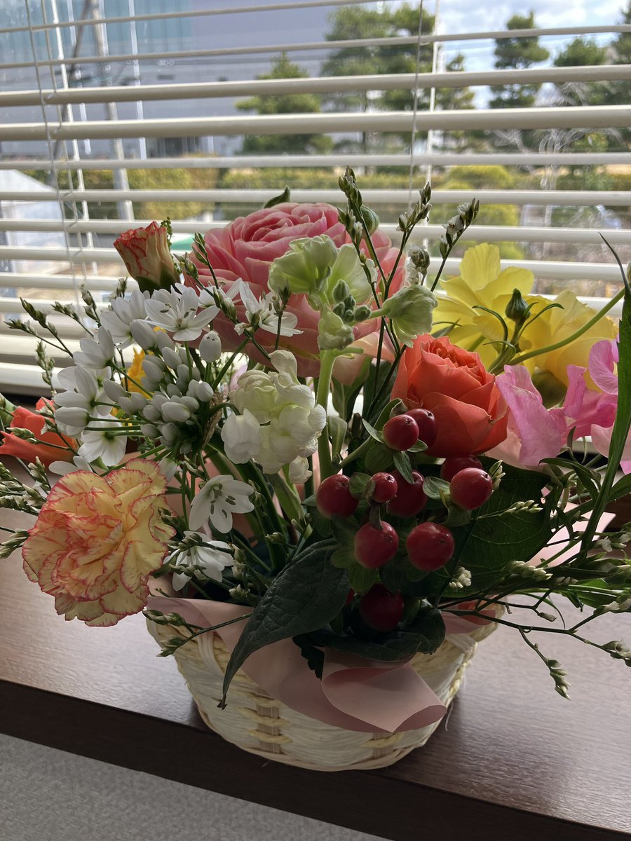 卒業式に向けて心込めて作成中です。

新しい一歩を踏み出す皆様へ
これからの未来が輝かしいものでありますように、心から応援しています。

卒業おめでとうございます。