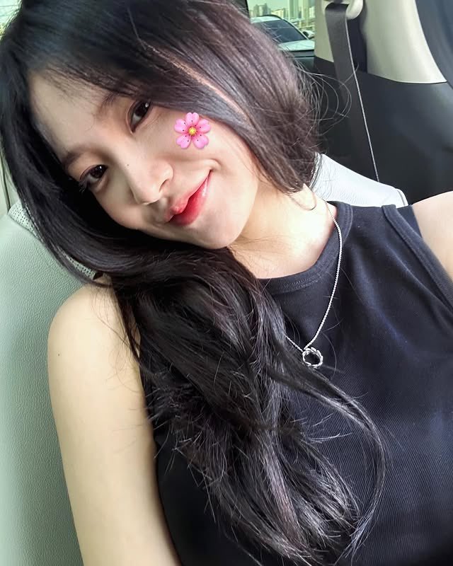 지금은 그저 눈을 감고, 탁 트인 하늘 아래서 빙글 돌며 이 순간의 아름다움을 마음껏 느껴볼래요. 🍀 요즘 당신의 작은 행복은 무엇인가요?