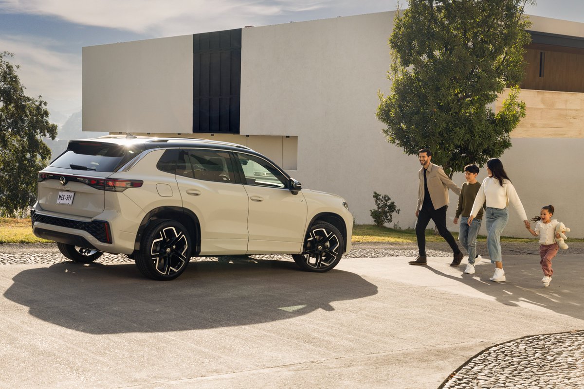 Chava_SD's tweet photo. La nueva generación del @Volkswagen_MX  Tiguan ya está a la venta en México con los siguientes precios:
Trendline: $599,990
Comfortline: $677,990
R-Line: $771,990

Estrena la evolución de la plataforma llamada MQB EVO, tiene ligeramente más distancia entre ejes y mantiene en las tres versiones el motor 1.4 TSI con 150 hp y 250 Nm de par motor, la transmisión es DSG de 7 velocidades y la tracción es delantera.

En cuestión de equipamiento y seguridad el upgrade es muy interesante ya que podrá contar con pantalla de hasta 15 pulgadas, sistema de sonido Harman Kardon, calefacción ventilación y masaje en asientos delanteros, asistentes avanzados de manejo, aire acondicionado de tres zonas, asientos delanteros de 12 posiciones, entre muchas otras cosas más.

El #NuevoTiguan 2025 solamente se comercializará en versiones con dos filas de asientos y continua siendo orgullosamente hecho en la planta de Puebla.