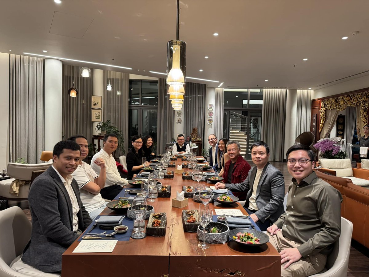 🇻🇳 Vietnam’s Market is No Longer a Hidden Gem

An exclusive meeting brought together Jan Van Eck (@VanEck_us, $114B+ AUM), the founder of SSI—one of Vietnam’s top financial institutions, and Holdstation’s Co-Founder.

The message is clear: Vietnam isn’t just "emerging" —it's