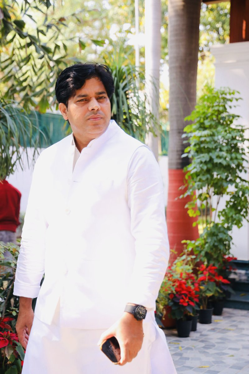 ShayarImran's tweet image. हमसे मत पूछ रास्ते घर के 
हम मुसाफ़िर हैं ज़िंदगी भर के।