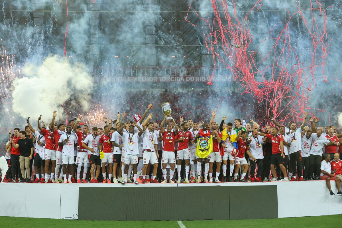 SCInternacional's tweet photo. ̷S̷̷E̷̷R̷̷E̷̷M̷̷O̷̷S̷  𝐒𝐎𝐌𝐎𝐒 CAMPEÕES! 🏆🎉 #EssaTerraTemPatrão https://t.co/2fj1yj3Cbr
