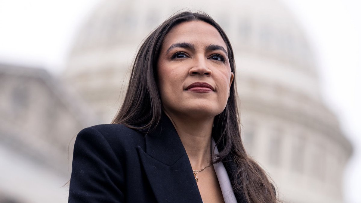 Protect Kamala Harris ✊ (@disavowtrump20) on Twitter photo RETWEET if you think <a href="/AOC/">Alexandria Ocasio-Cortez</a> would make a great U.S. Senator from New York! RETWEET if you think <a href="/AOC/">Alexandria Ocasio-Cortez</a> would make a great U.S. Senator from New York!