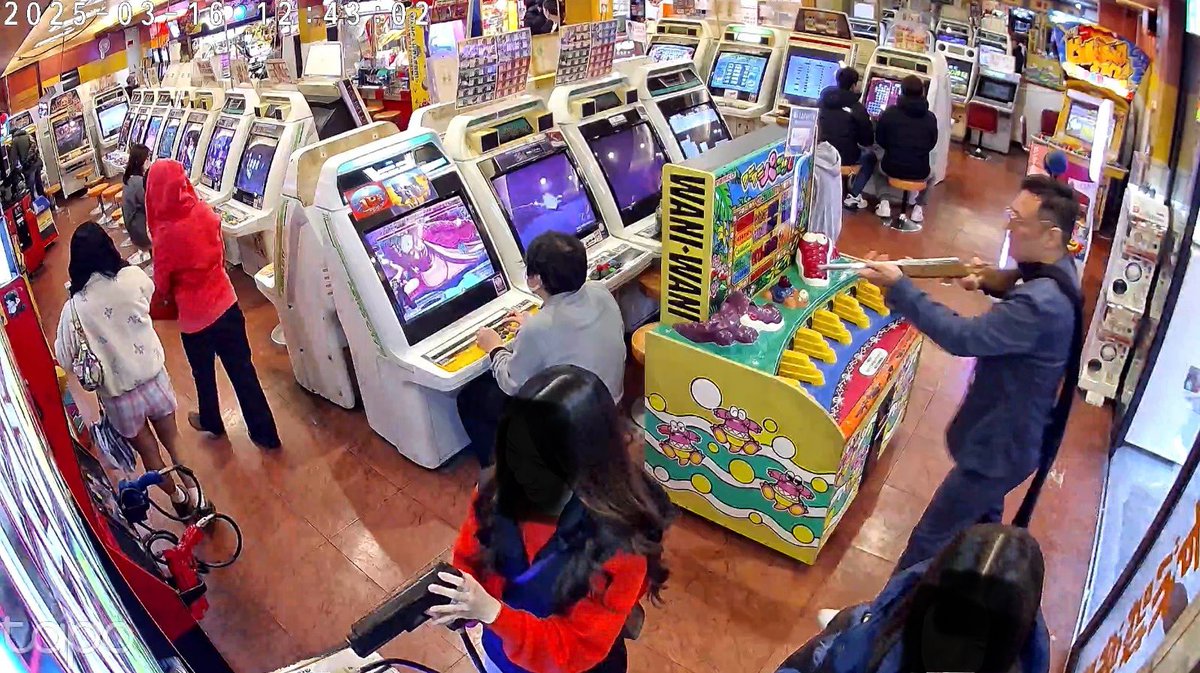 kasuga_game's tweet photo. 昨日（日曜日）において
大変残念な事と危険な行為が発生致しました

当店と関係の無い向かい側の射的場ご利用の方が

かすが娯楽場ご利用中のお客様に
射的用銃の銃口を向ける行為や
当店内から狙い撃ち通行人に当たる可能性があり
注意したにも関わらず発砲されまして

注意した当店従業員に睨み付けて
謝罪の言葉も頂けたませんでした。

ただこう言った行為は幾度と無く有りましたが
今回の件が1番危険だと判断してポストする事にしました。

射的場の従業員はその方への制止もなく
同調して楽しんでおられたのが誠に残念で仕方ないです

かすが娯楽場としては
この様な行為で気分を害された方々へ
深くお詫び申し上げます