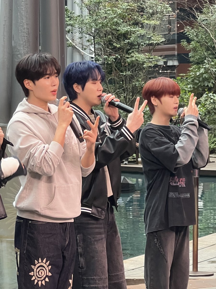 nao3378's tweet photo. 20250312
福岡リリイベ キャナルシティ博多

#WEi  #WEiリリイベ 
#위아이 #ウィーアイ #강석화 
#seokhwa #カンソクファ #ソクファ
#장대현 #jangdaehyeon
#김준서 #kimjunseo
#김동한 #kimdonghan
#유용하 #yooyongha
#김요한 #kimyohan https://t.co/SkLsgkrXXy