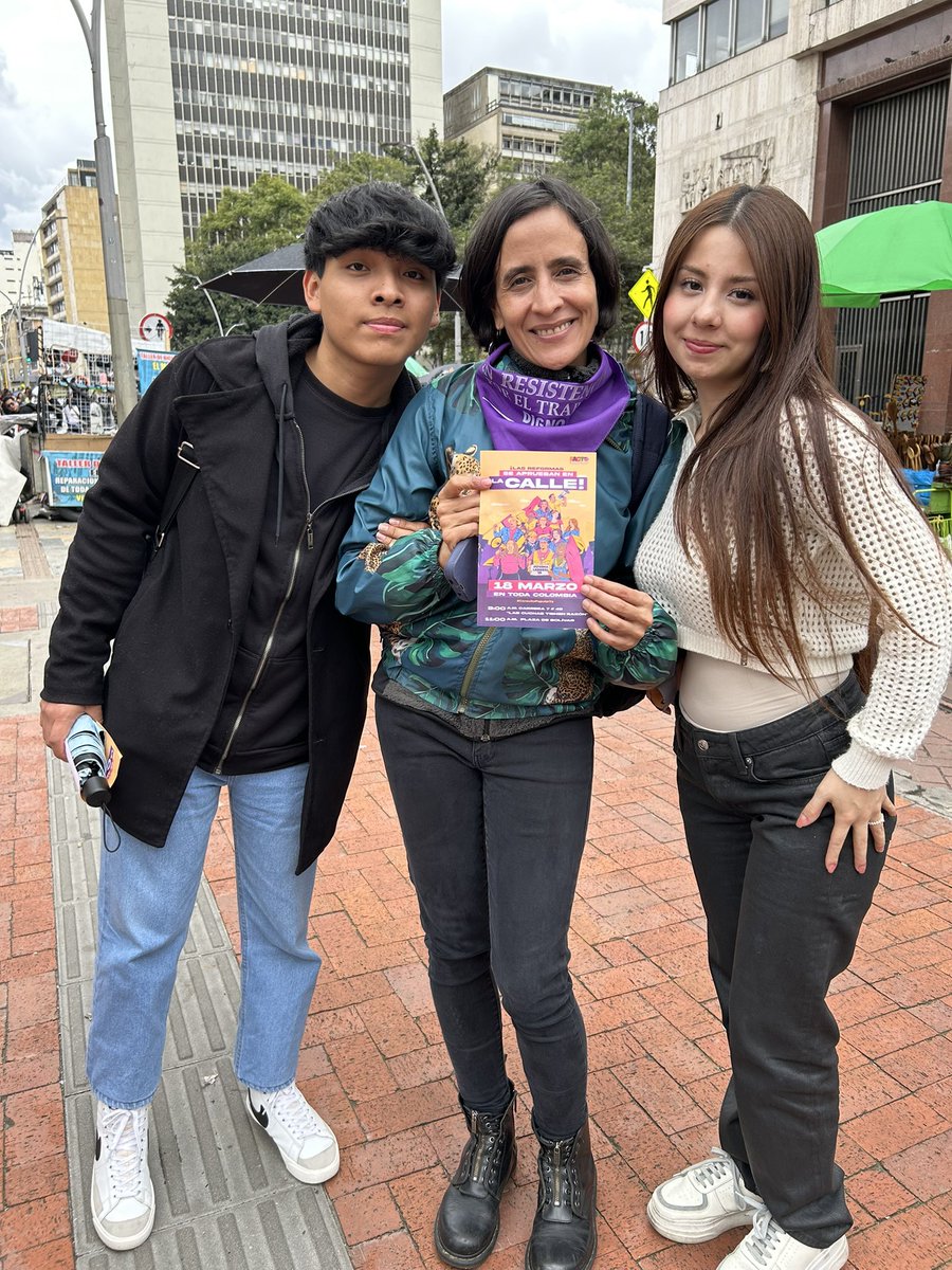 ¡Si votaste por el cambio, es momento de defenderlo! Vamos a desbloquear la democracia, defendamos juntos la dignidad. 

Todos #ALaCalleEste18 a decir #SíALasReformasSociales , por el futuro de las nuevas generaciones. 
No vamos a dejar que ocho congresistas decidan por el