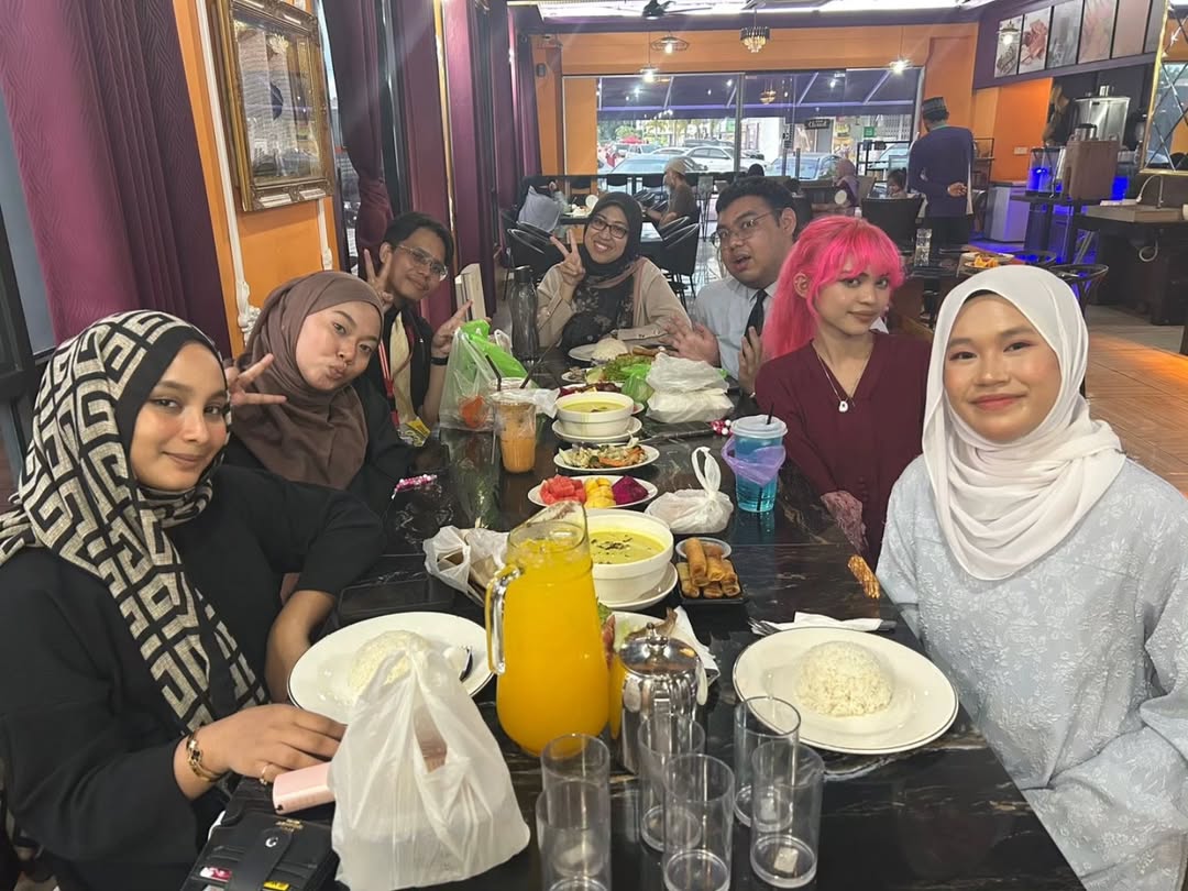 msucseremban's tweet photo. Togetherness in every bites.
Breaking fast and building bonds.
Iftar Miss Fathin and her beloved menteesβ€οΈ
#RamadanCare
#RamadanShare
#RamadanVibes
#RamadanConnect
#RamadanRecharge
#MSUIhyaRamadan2025
#1Day1Kindness
#MSU1d1K
#RamadanWithLove https://t.co/k0cXbcnZkQ