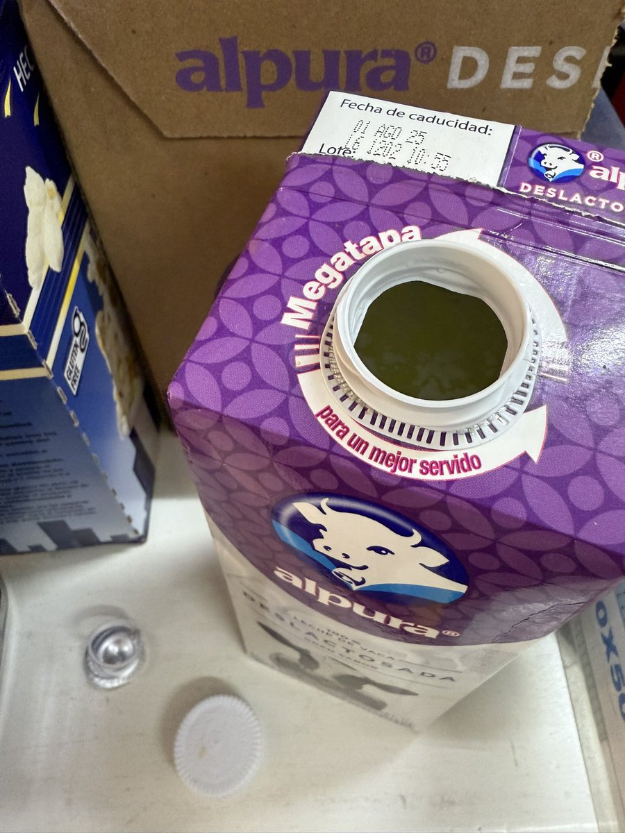 aloajc's tweet photo. @alpuraoficial abriendo el primer litro de la caja y aunque venía con sello, se veía así al destaparla 🤢 https://t.co/WMofptap7E