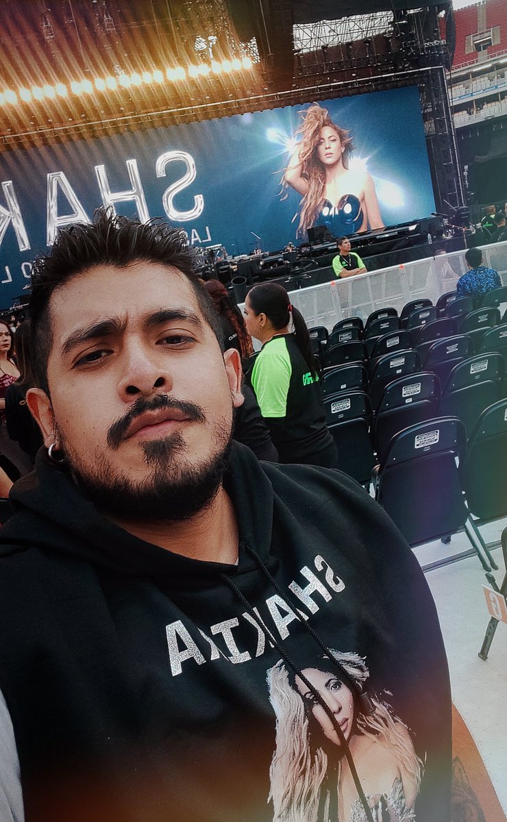 MarcHyrumMX's tweet photo. Cumpliendo mi sueño de ver a mi reina @shakira en Guadalajara! 🇲🇽💎
#LMYNLWorldTour 
#LMYNLWorldTourGuadalajara https://t.co/4ZyHQgG25T
