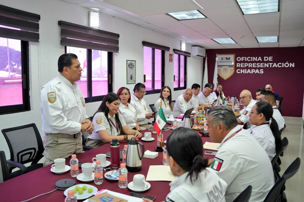 fgymexico's tweet photo. Sostuve una reunión en #Tapachula, con los mandos de la región, además de los titulares de #Tabasco y #Chiapas y @Hazaelruizo, Coordinador para la Atención de la Migración en la Frontera Sur tras haber recorrido los puntos de internación y rescate humanitario en la frontera sur.

El objetivo del encuentro fue establecer una nueva estrategia para fortalecer el control y verificación migratoria, garantizando una atención digna a las #personasmigrantes, en apego a los #derechoshumanos.

El diálogo con el personal nos permite conocer y con ello mejorar los mecanismos de atención y respuesta ante el fenómeno migratorio en la región.