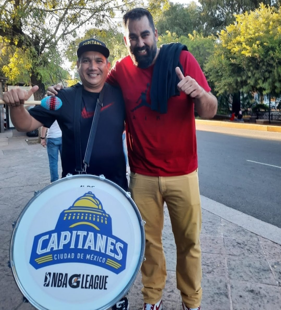 CapitanSinuhe's tweet photo. Buenas noches amigos @CheloCanto @rigoplascencia apoyando hasta el final a mis @CapitanesCDMX y a mi gran amigo @Ramon_DDSS  Un verdadero Capitán jamás se baja del Barco!!! #YoSoyCapitán #ElSextoJugador Ca-pi-tanes 🥁🥁 Ca-pi-tanes 🥁🥁 Atte: Sinuhé Yépez (El niño del tambor) https://t.co/QJEC5sBleT