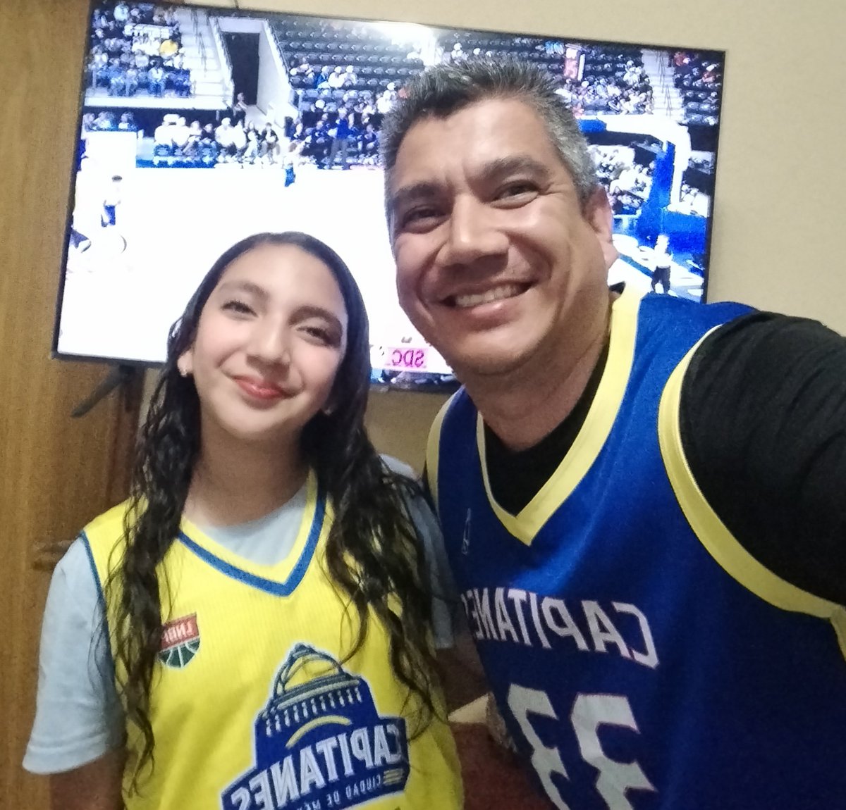 CapitanSinuhe's tweet photo. Buenas noches amigos @CheloCanto @rigoplascencia apoyando hasta el final a mis @CapitanesCDMX y a mi gran amigo @Ramon_DDSS  Un verdadero Capitán jamás se baja del Barco!!! #YoSoyCapitán #ElSextoJugador Ca-pi-tanes 🥁🥁 Ca-pi-tanes 🥁🥁 Atte: Sinuhé Yépez (El niño del tambor) https://t.co/QJEC5sBleT