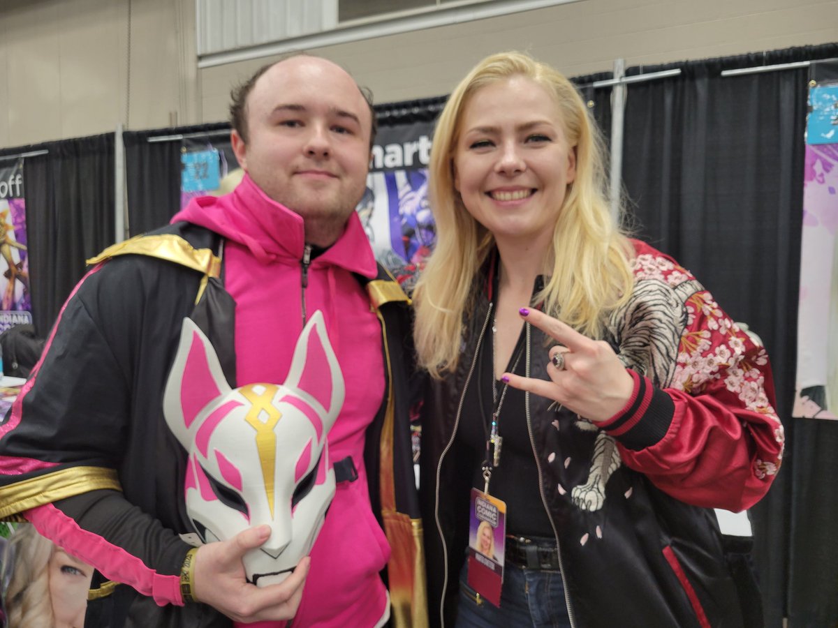 Game99Crazy's tweet photo. Finally home after a long weekend at Indiana Comic Con where I had the honor to meet @Martholio and @kellengoff and they were awesome. Couldnt get a pic with Kellen sadly but at least he liked my sun impression. Marta it was amazing meeting you and hope to again in the future. https://t.co/2ddnisWcZr