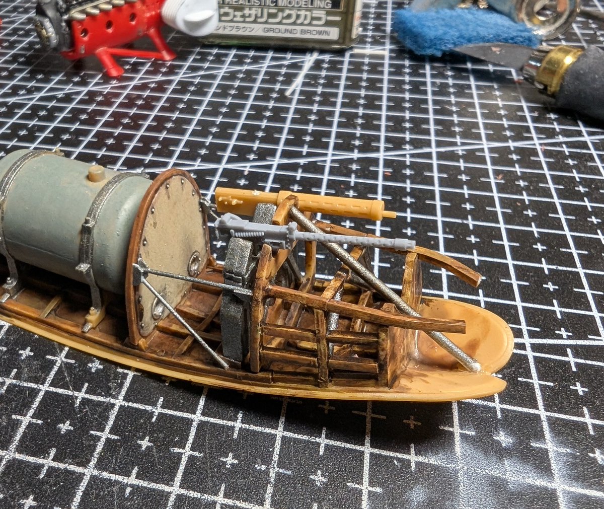 牛歩の歩みでゆる～く制作ちゅ😆
ラジエター左右完成してエンジンも何となく収まったので。。。胴体へ移行🥴キットの機関銃短いからこれもレジンキットで見つけた物へ装換して、銃口出る穴が無いのでパネル加工と胴体内部も追加で制作。。。😅下手っぴで嫌になる😭😭😭