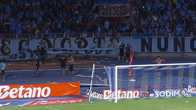 Cooperativa's tweet photo. Hinchas de Deportes Iquique invadieron la cancha e interrumpieron duelo ante Unión Española #CooperativaContigo https://t.co/bPCiJdANr2 https://t.co/j7lgqIU57d