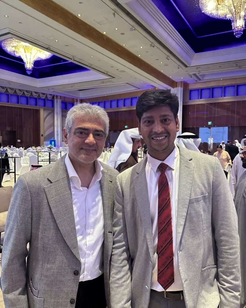 ThalaAjith_FC's tweet photo. Latest Pic Of 'ThalaAJITH' With A Fan From Dubai Last Night! 🤵🏻🌟

#GoodBadUgly https://t.co/Tst4p9gcdB
