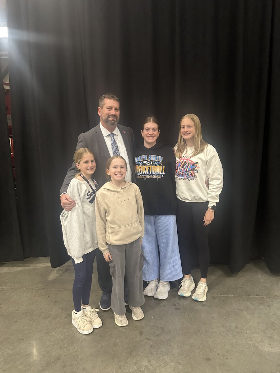 AmberDolliver's tweet photo. The BEST and busiest two weeks of the year. Proud of everything this guy does for our athletes, coaches, schools, communities, &amp; state! ❤️⛹️⛹️‍♀️🏀@JonDolliver #BBfamily https://t.co/aU2MVdjIMd