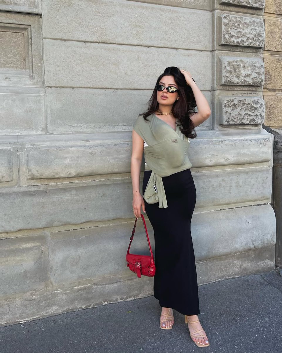 DilekPacacioglu's tweet photo. Sunday stroll vibes with my cutie pie 🤍 Perfect outfit for a laid-back day 🌿 #outfitinspo https://t.co/VEVbPIrgps